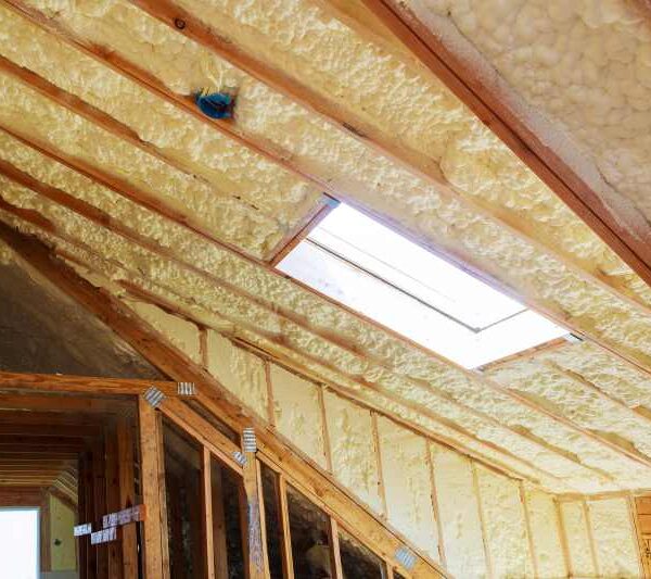 Jak wykonać strop z belkami drewnianymi – wady i zalety konstrukcji drewnianych
