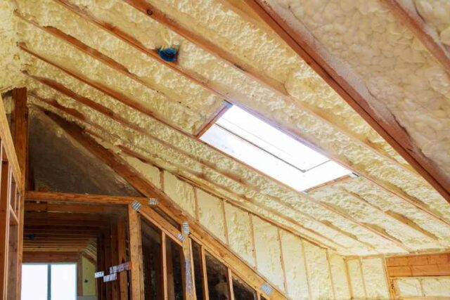 Jak wykonać strop z belkami drewnianymi – wady i zalety konstrukcji drewnianych