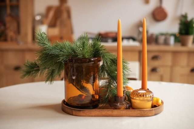 Inspiracje na świąteczne kompozycje stołowe – jak udekorować dom na adwent