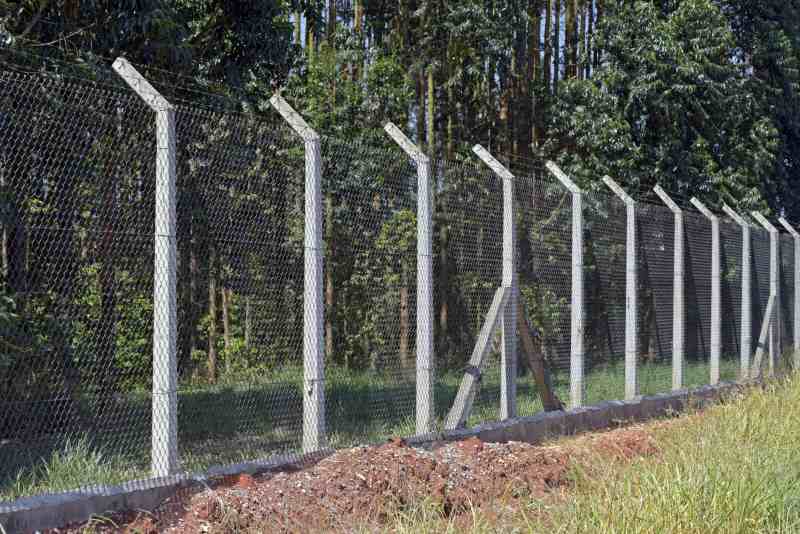 Metalowe ogrodzenia z siatki – instalacja ogrodzenia z siatki